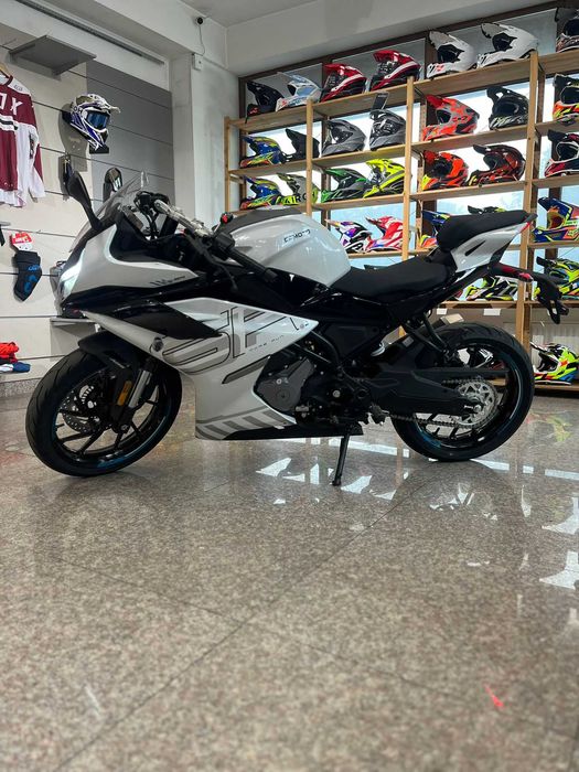 Motocicleta sport incepatori, CFMOTO 300SR ABS