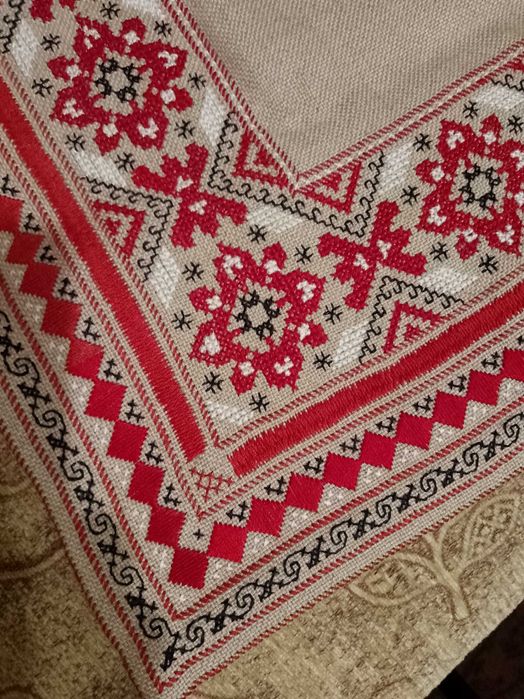 Продавам каре от ленена панама ръчно шито