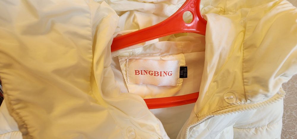 Женская куртка молочного цвета