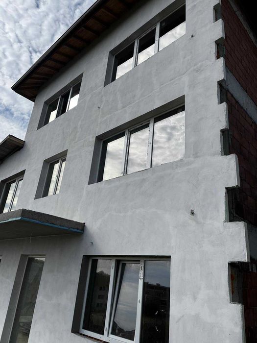 Новопостроена триетажна къща в Бяла