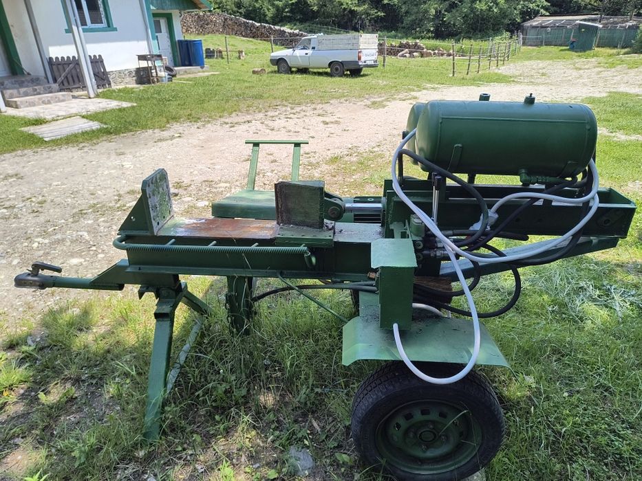 Spărgător lemne cu rampa hidraulica și cârlig remorcare.