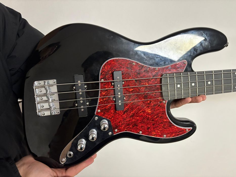 Бас-гитара в хорошем состоянии.