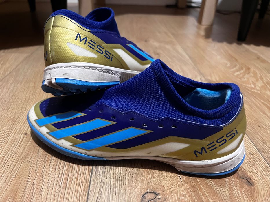 Adidași fotbal fără șiret și fără crampoane mărimea 37.Negociabil