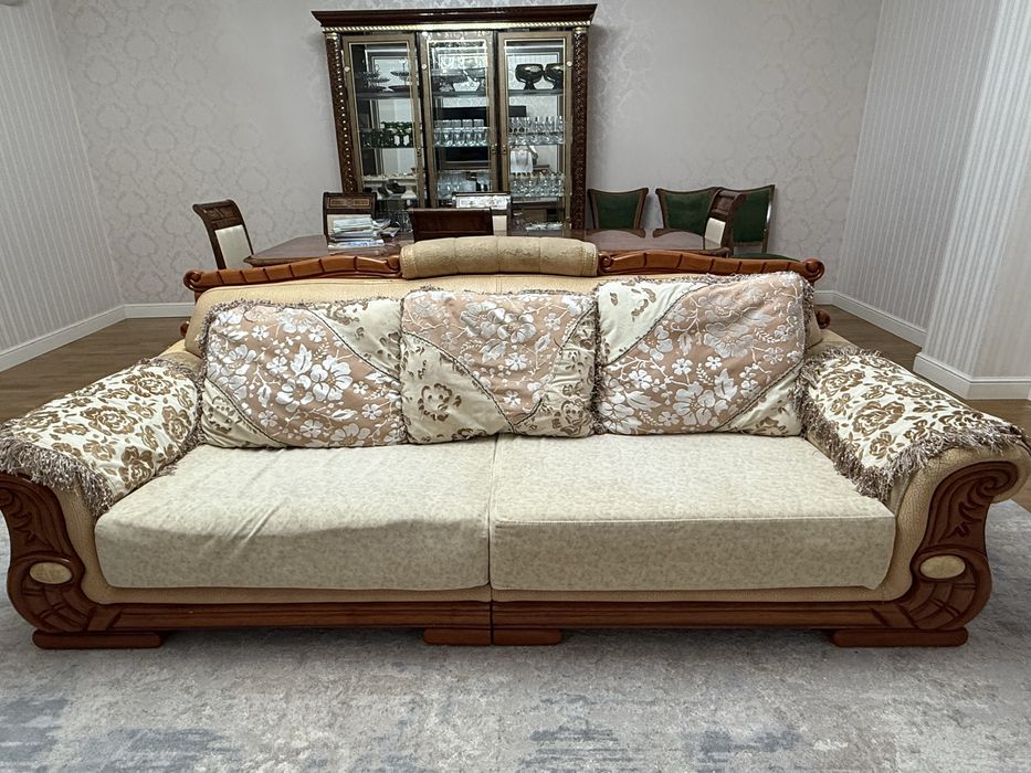 Классический мягкий диван с деревом, в хорошем состоянии