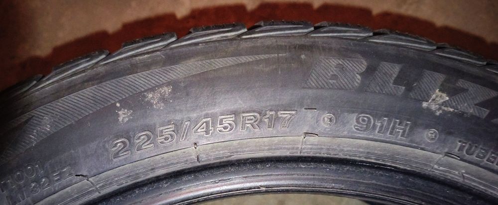 2 cauciucuri iarna Bridgestone