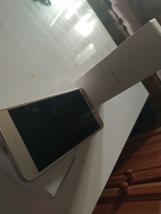 Honor 8 lite работещ трябва му батерия