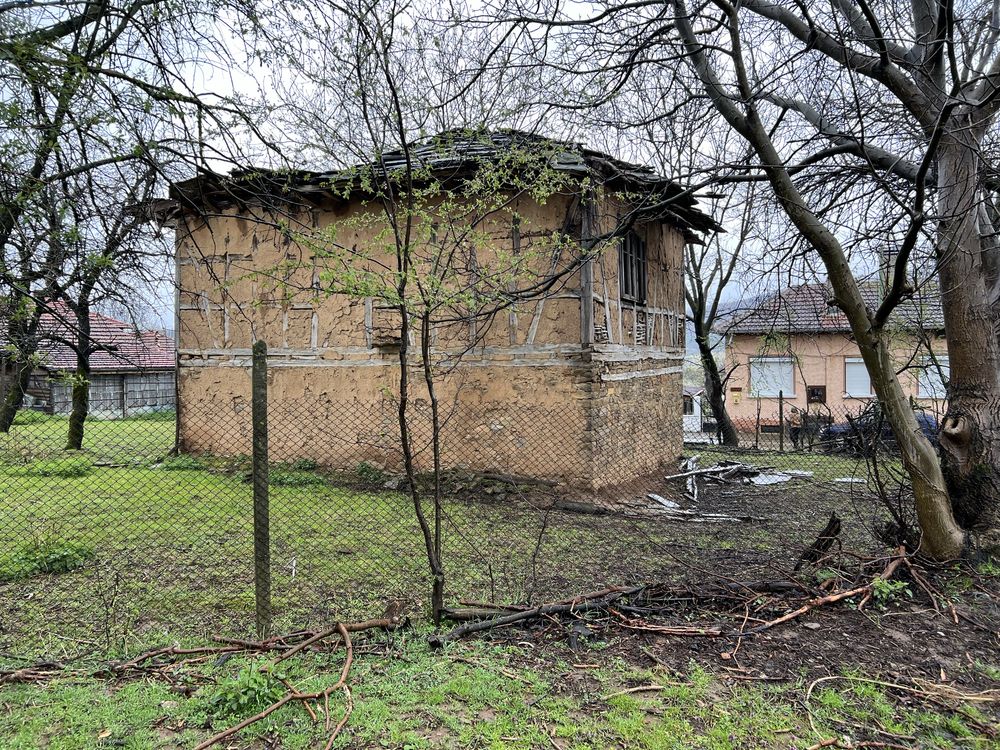 Продавам стара къща с двор с. Борима