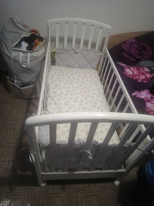 Pătuț bebe alb cu margini ajustabile
