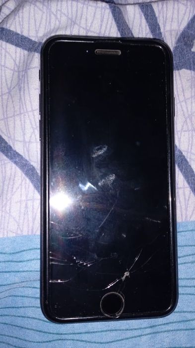 Продам iPhone 7.
