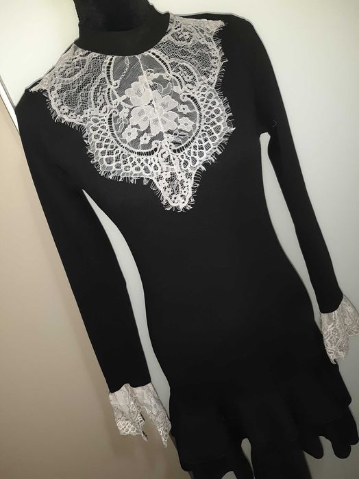 Rochie neagra cu jabou si mansete din dantela
