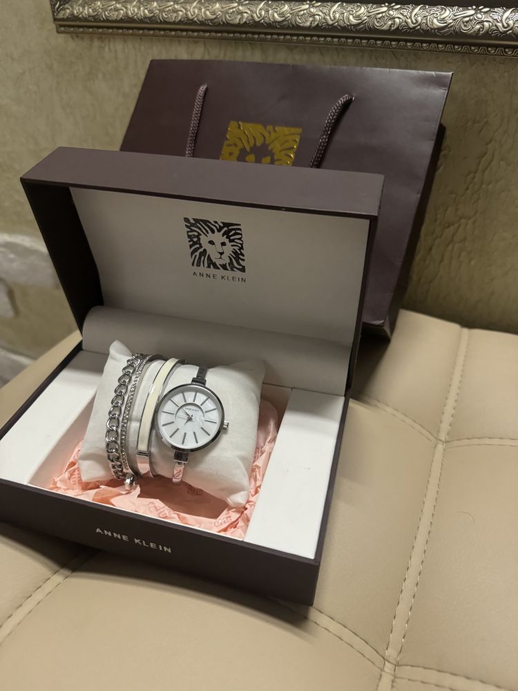 Продам набор (часы и браслеты) Anne Klein