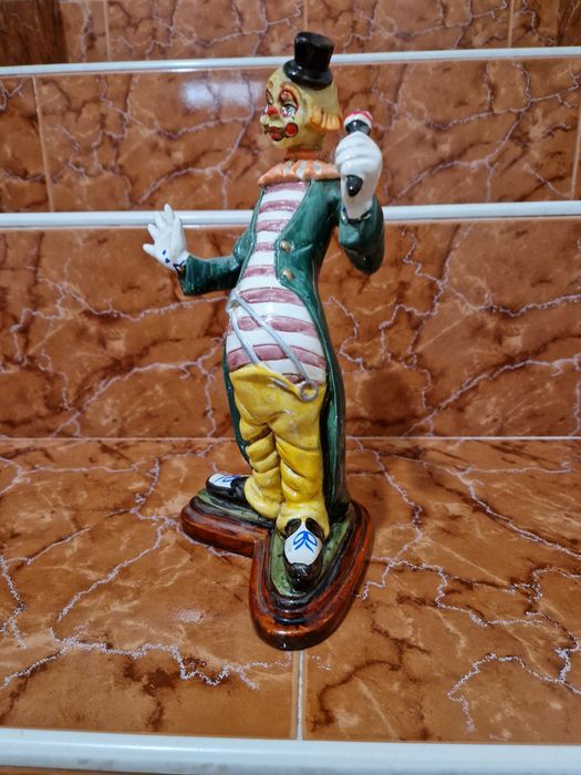 Прекрасна антикварна колекционерска порцеланова испанска фигура Клоун