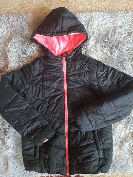 Куртка на девочку в отличном состоянии.