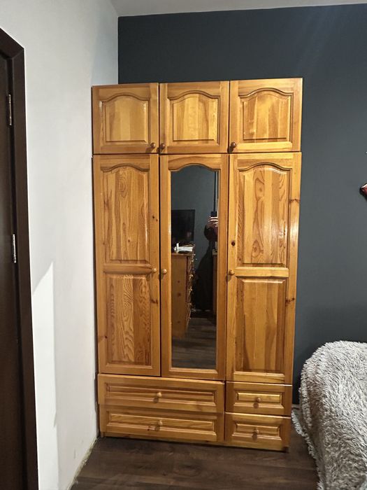 Гардероб + шкаф от масивно дърво – комплект 550 лв