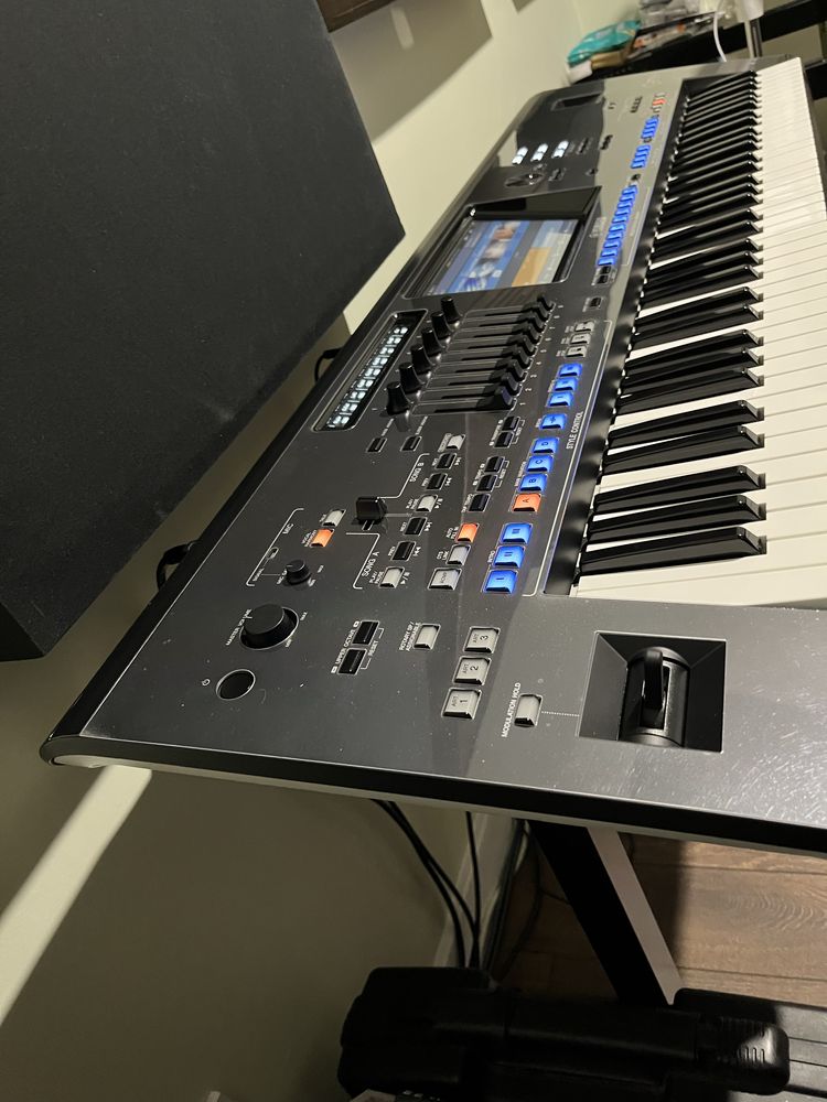 Yamaha Genos ( korg ketron roland)