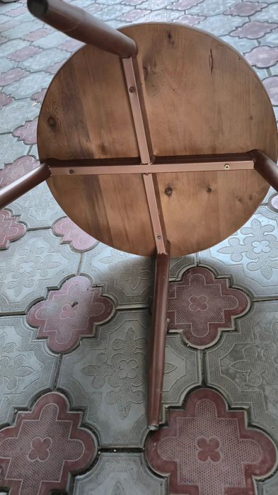 Столик из лакированного дерева