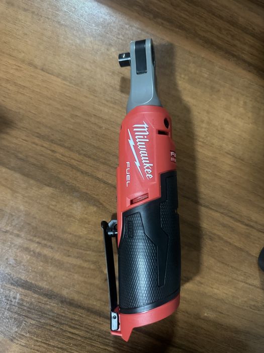 Угловой гайковерт от Milwaukee