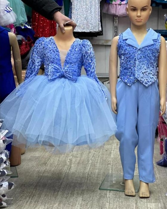 Парные платья для девочек и костюмы для мальчика в голубом цвете