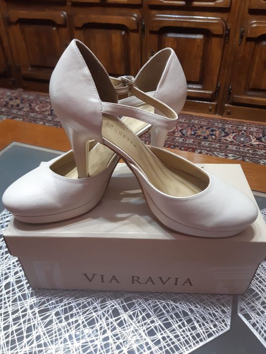 Vand pantofi noi