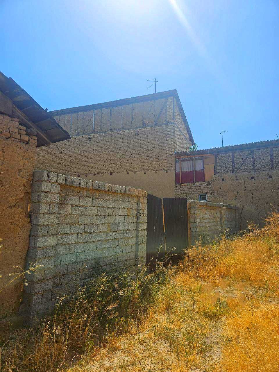 Uchastka qurish uchun tayyor yer sotiladi devorlari o'ralgan