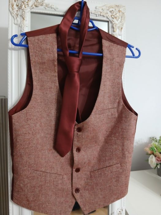 Superbă vesta cu cravata