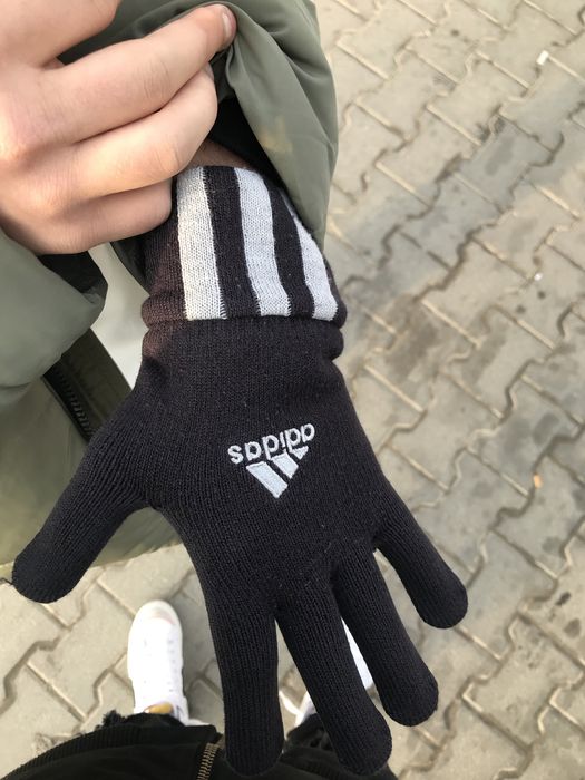 Manusi Adidas in stare buna, purtate o singura data