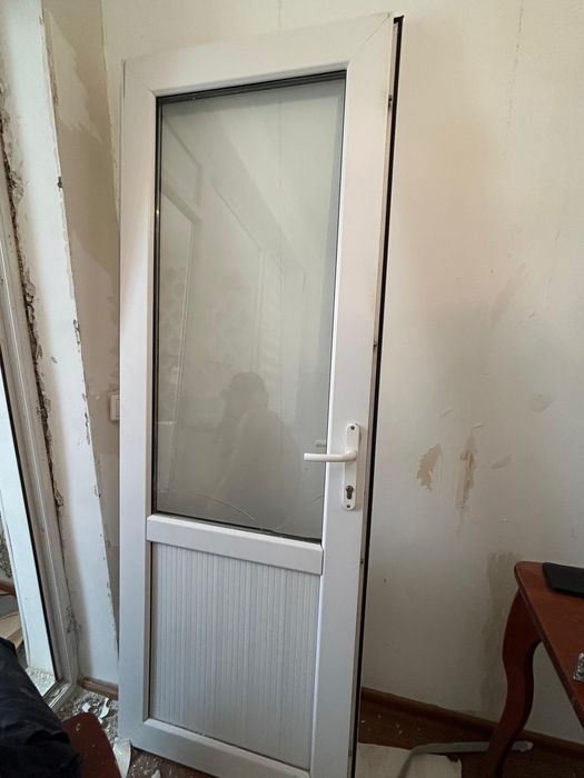 Пластик терезе и есик