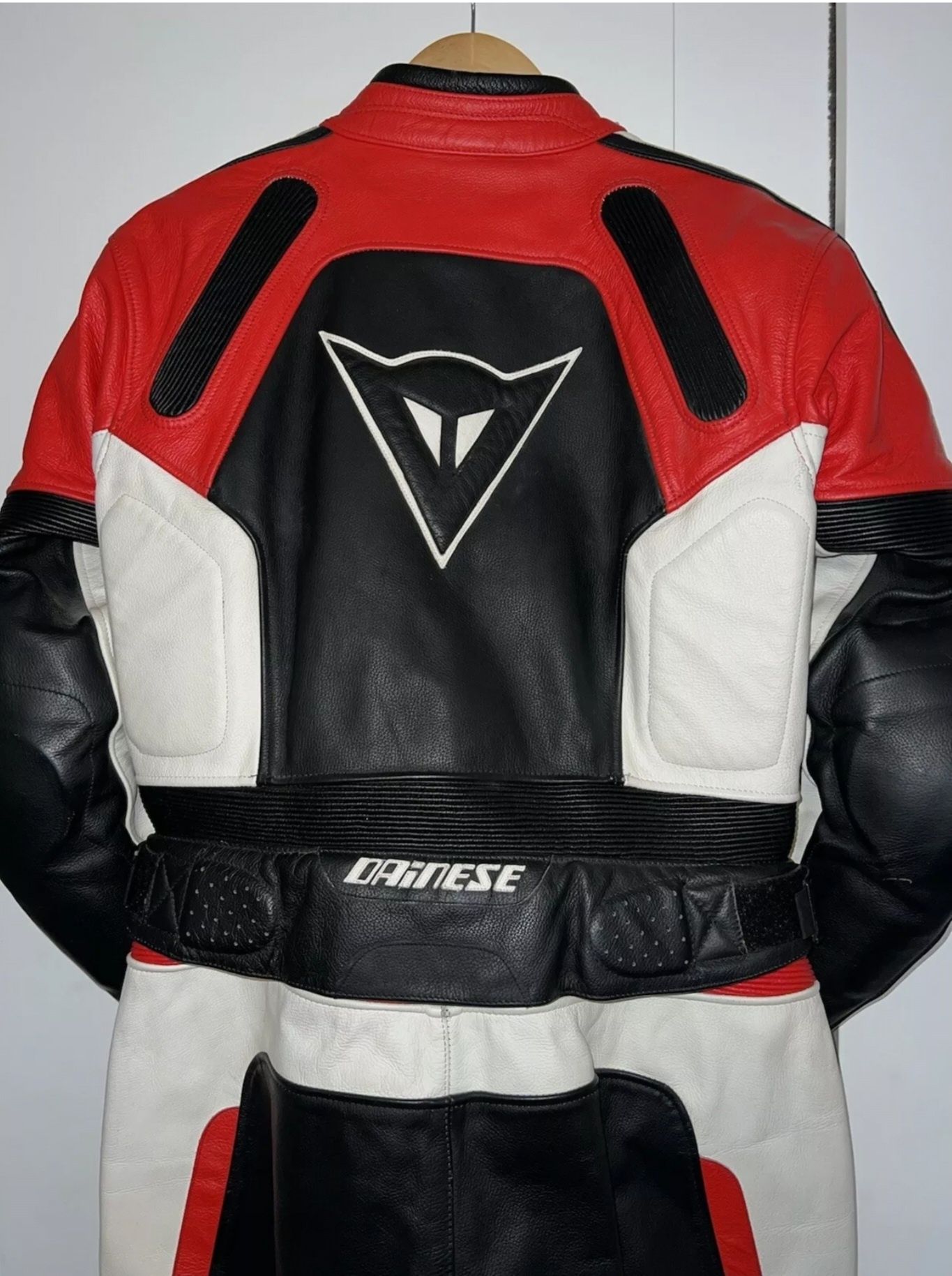 Costum moto NOU, piele, 2 piese Dainese T.FLANKER DIV NERO ROSSO