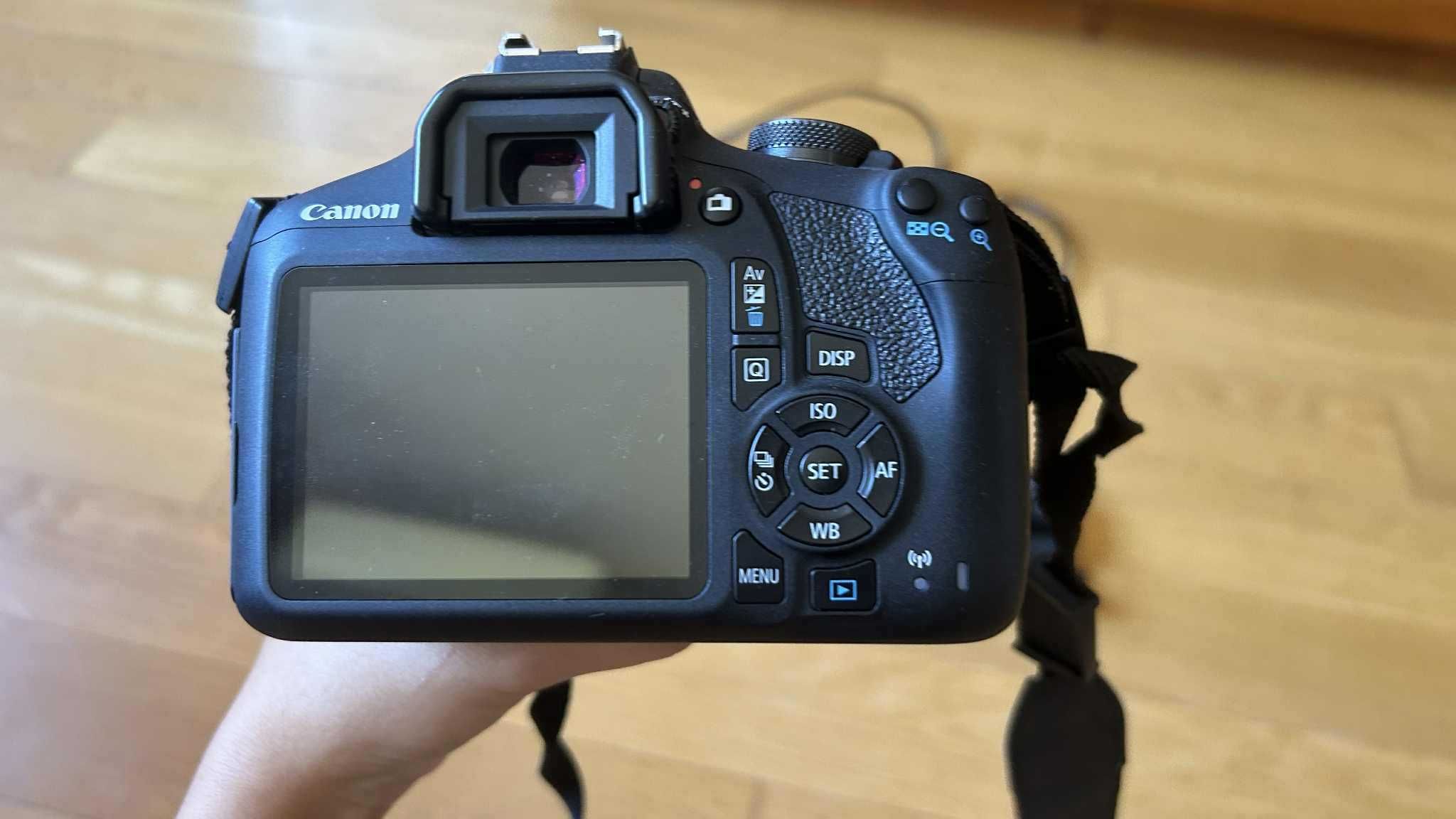 Фотоапарат Canon EOS 2000D и обектив
EF-S 18-55 IS II