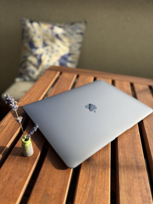 Продавам MacBook Air M1 (2020) – 8 GB RAM