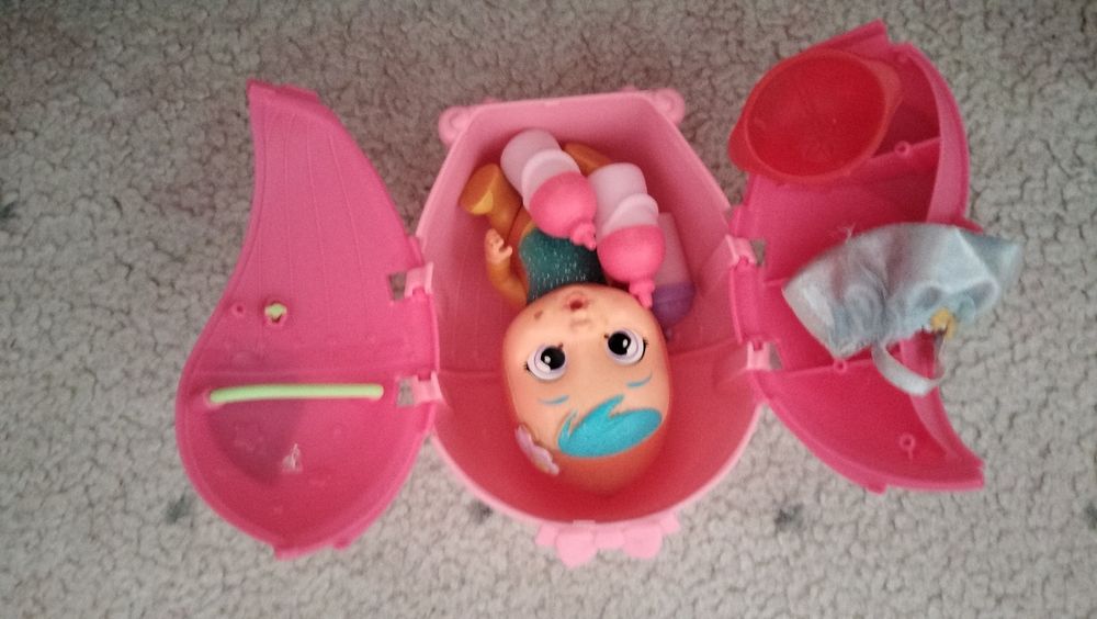 Păpuși Cry Baby și Barbie