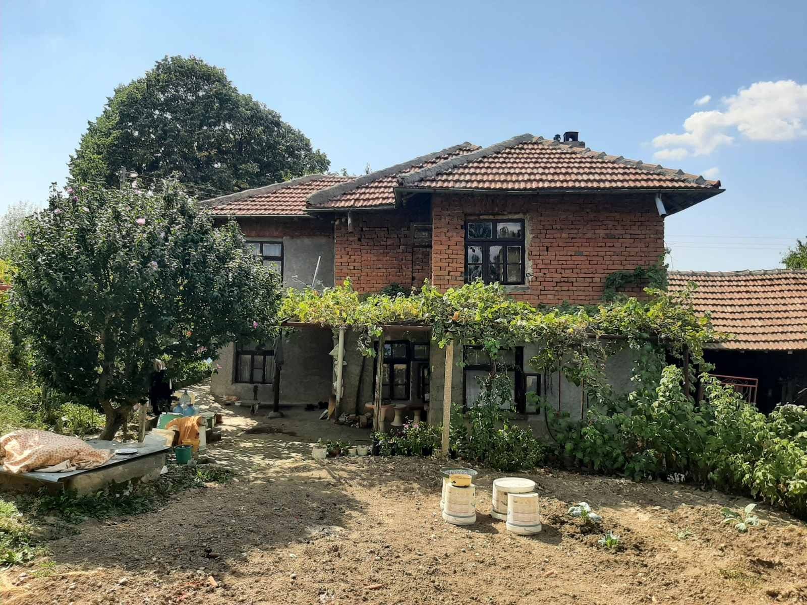 Продавам тухлена къща на 2 етажа с площ 116 кв м Дворно място 5453 кв