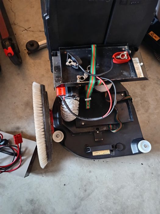 Акумулаторна подопочистваща машина