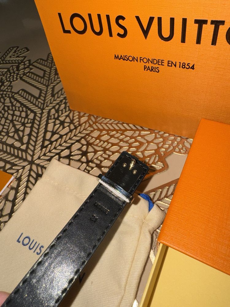 Bratara Louis Vuitton, neagra cu sigla argintie