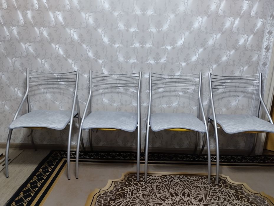 Комплект складных стульев с новыми чехлами