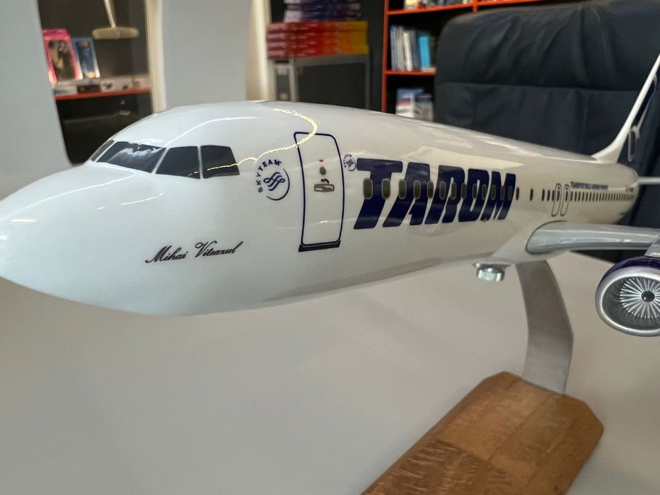Macheta : Tarom Boeing 737-800 YR-BGK Mihai Viteazul - model 1:100-