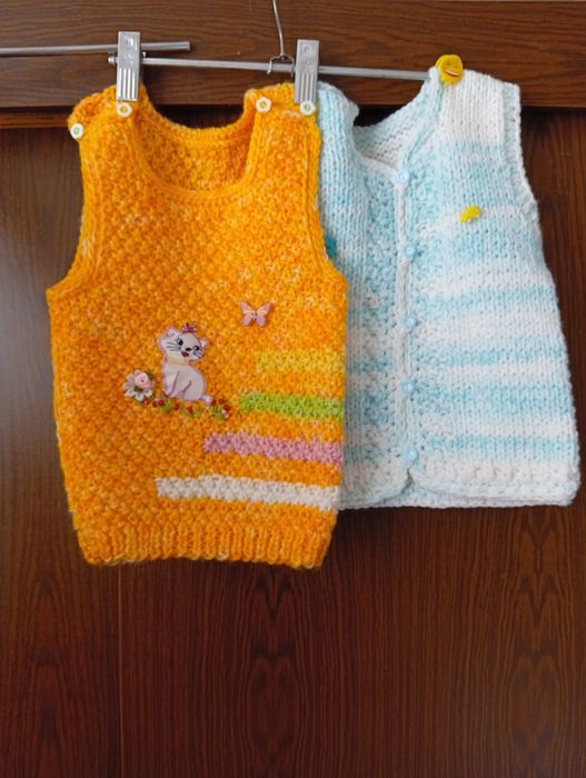 Детские вязаные безрукавки ,ручная работа,пряжа турецкая,на 1 годик