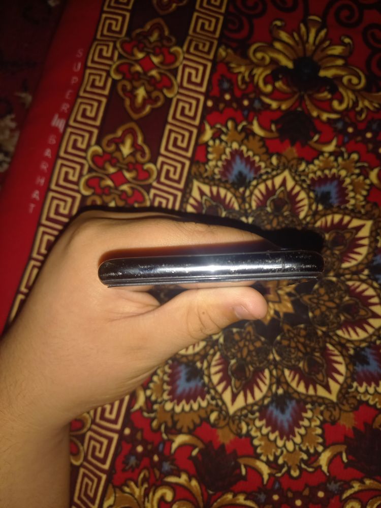 Iphone xs yomkst 77 truton bor fes id ishlamidi orqasi singan tel qlam