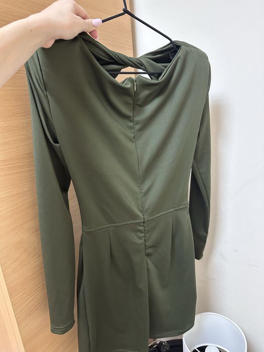 Зелена рокля от отвор отпред