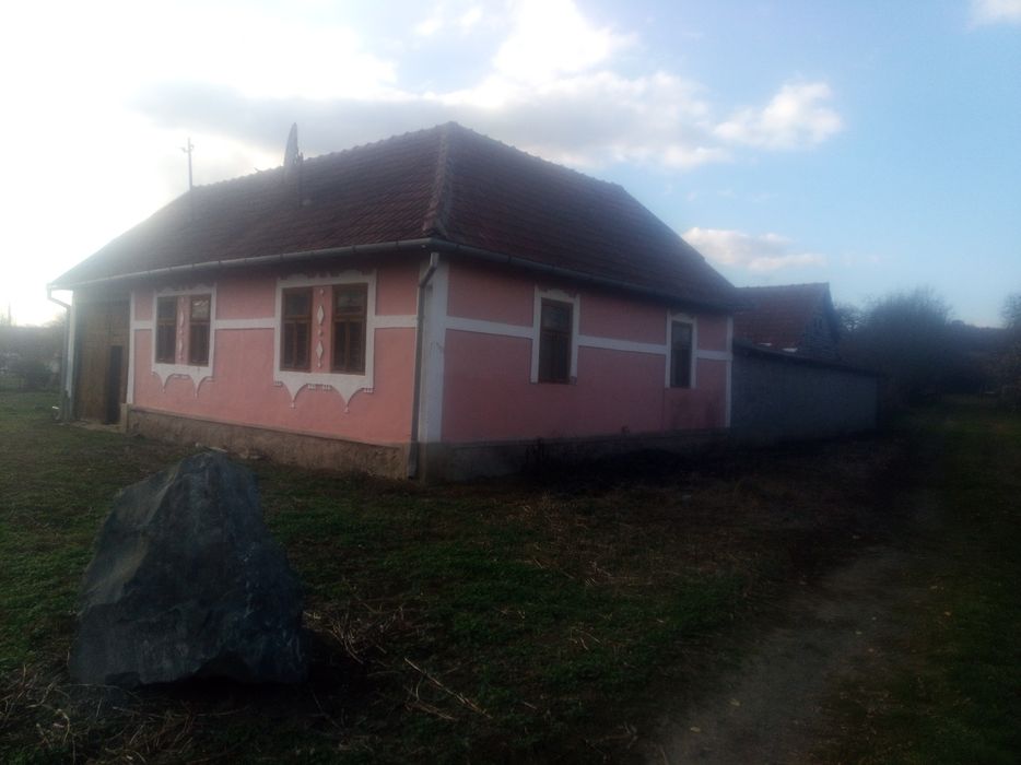 Vând  și  în rate   casa in comuna Bata jud Arad