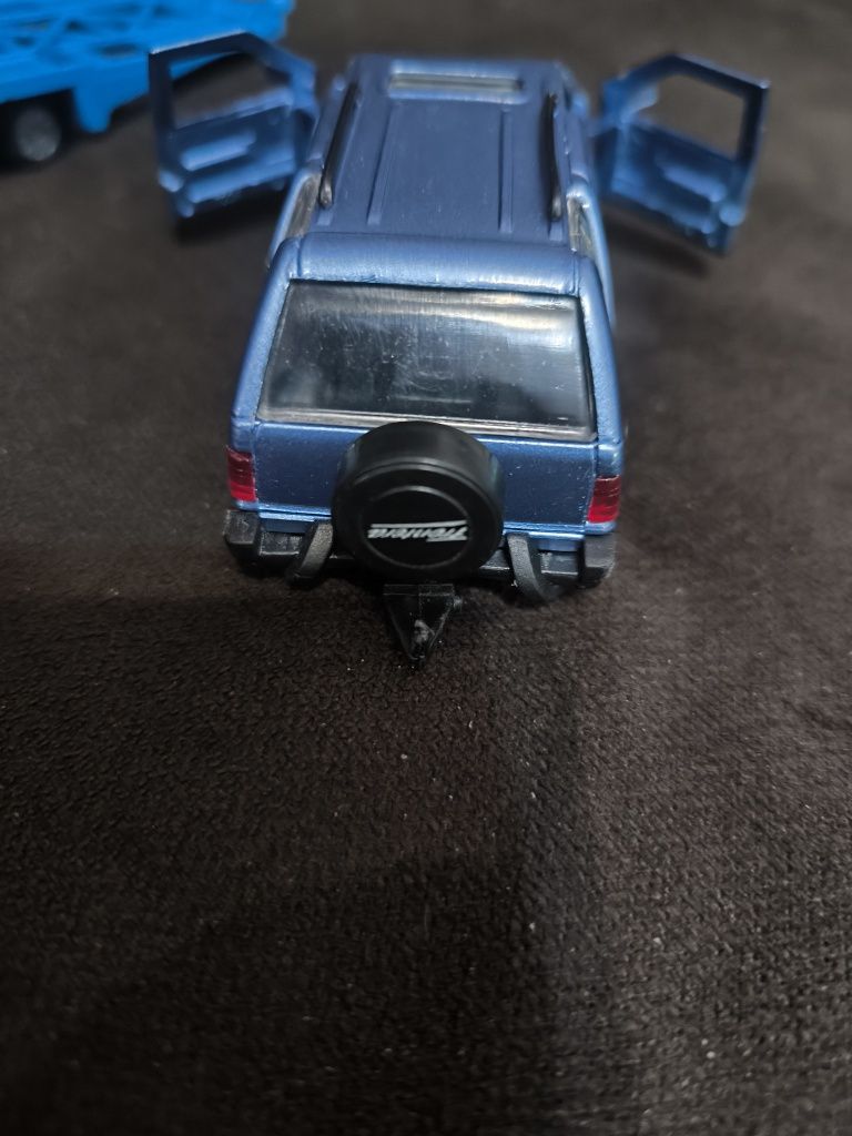 Модел Опел Фронтера с платформа 1/43