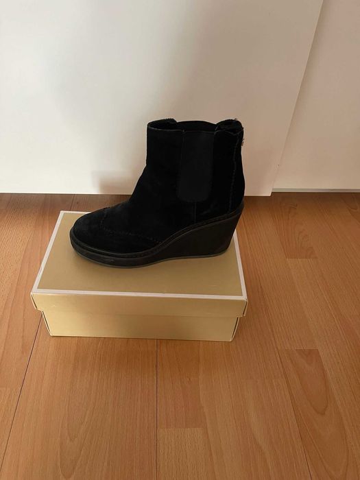 Ghete Tommy Hilfiger piele intoarsa stare f buna 200 ron