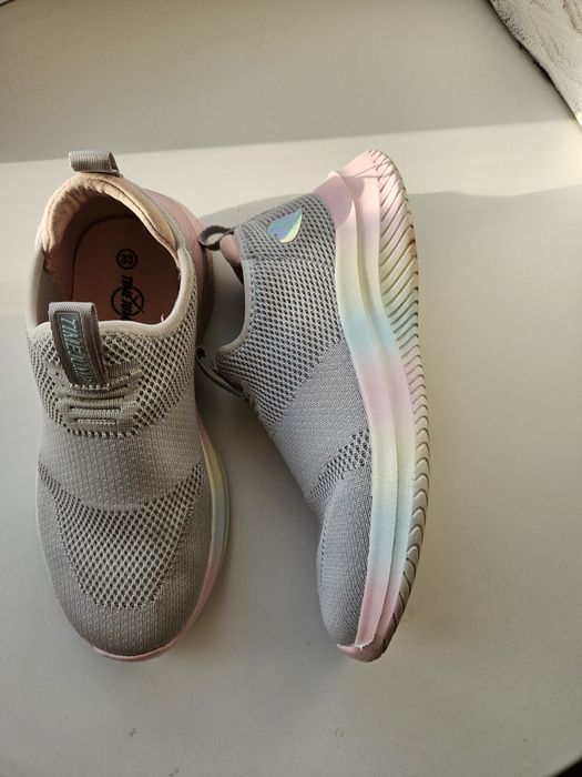 Продам кроссовки (слипоны) на девочку