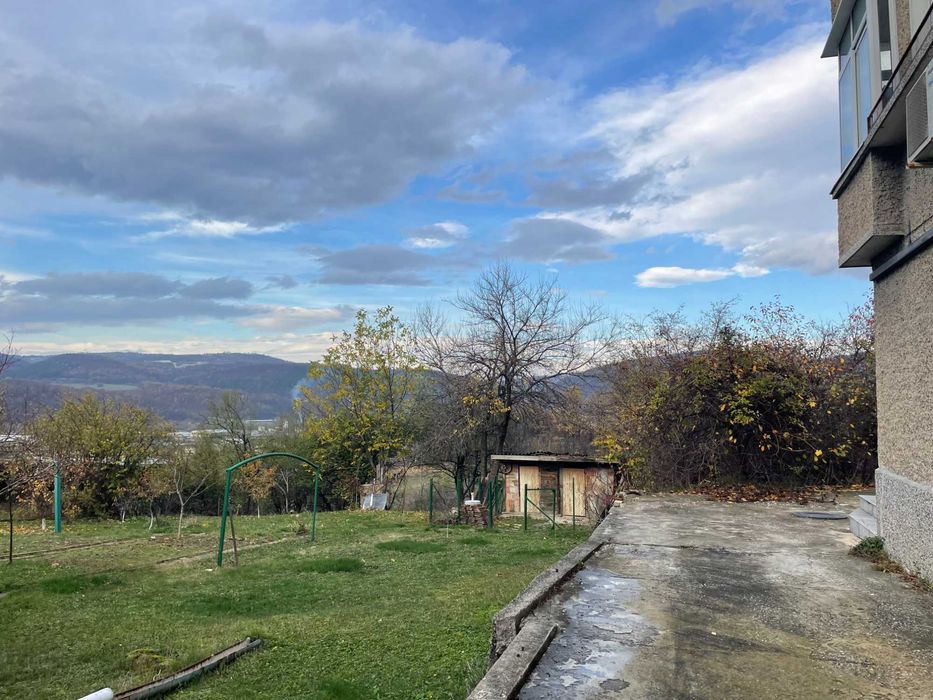 Продава се просторен апартамент - кв. Стефановци