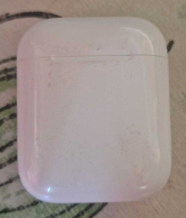 Продам airpods 1 работает кейс и один наушник