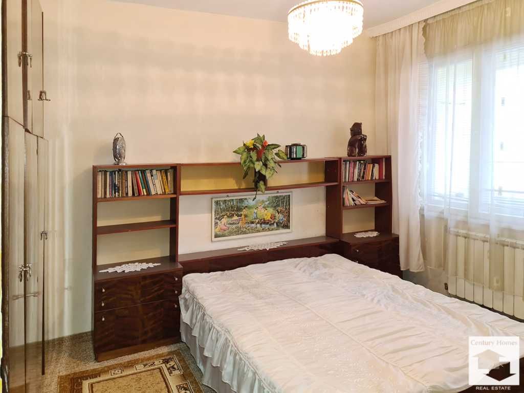 104885 Просторен, апартамент с две спални и таван в кв. Акация