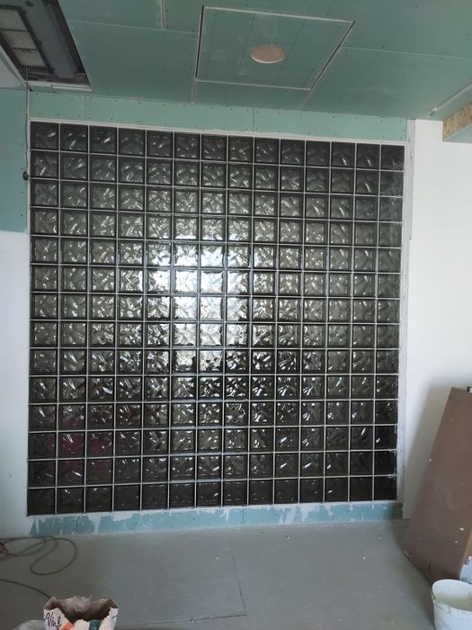 Кладка стеклоблоков и затирка швов эпоксидкой.