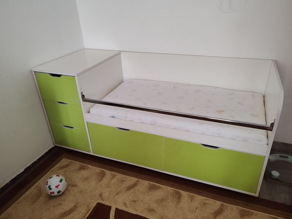 Детская кровать с раздвижными полками