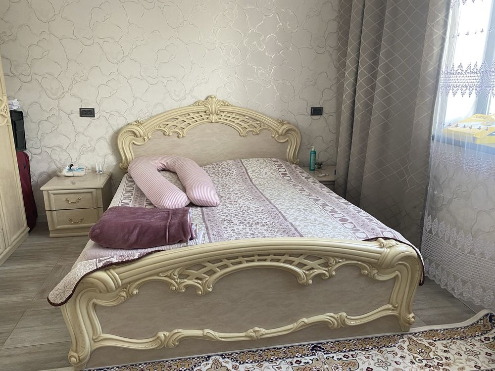 Красивый спальный гарнитур