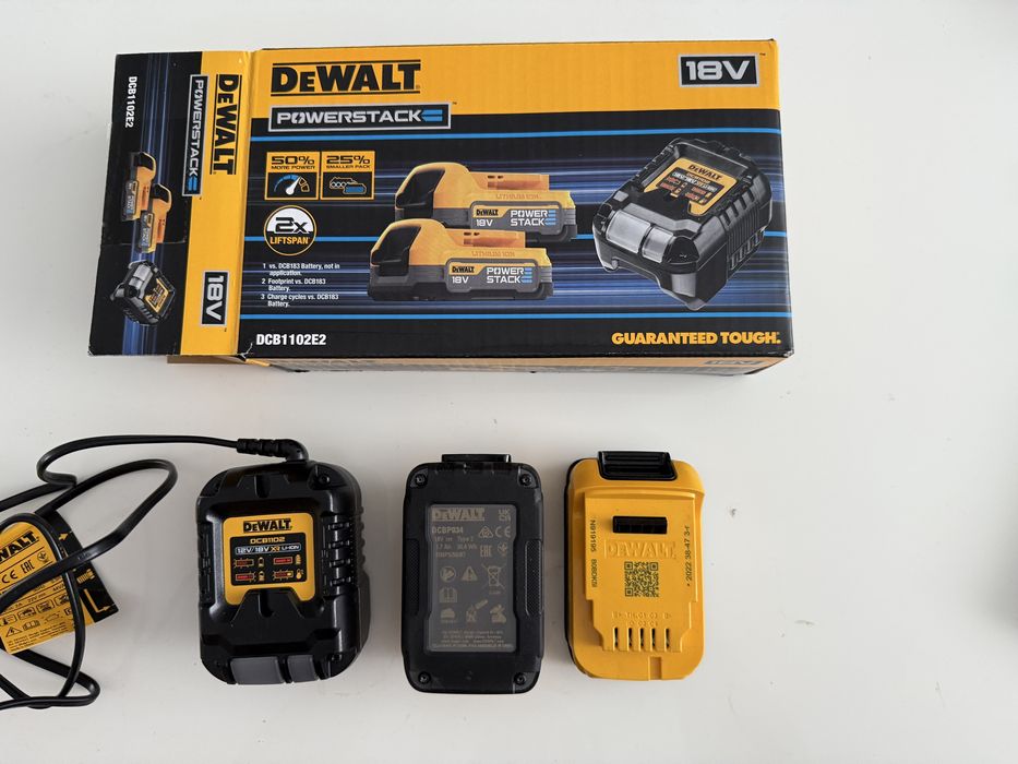 Set Acumulatori Dewalt si Incarcator 18V 1.7Ah DCB1102E2